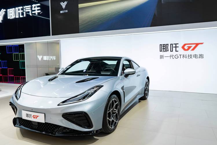 重庆278哪吒汽车在智能汽车领域的表现，领途汽车在新能源汽车市场中的影响力